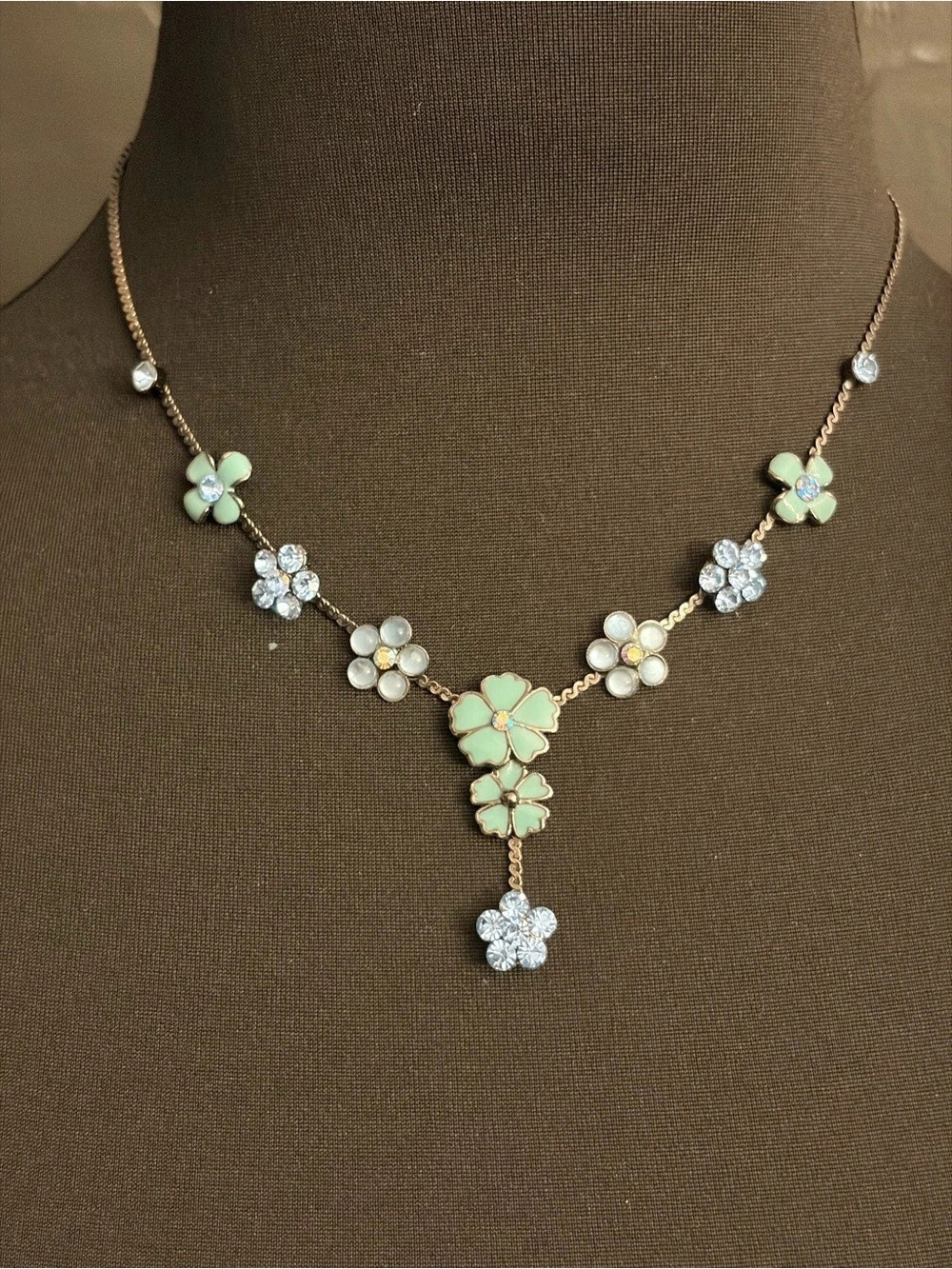 Floral Pendant Necklace in Green Like New